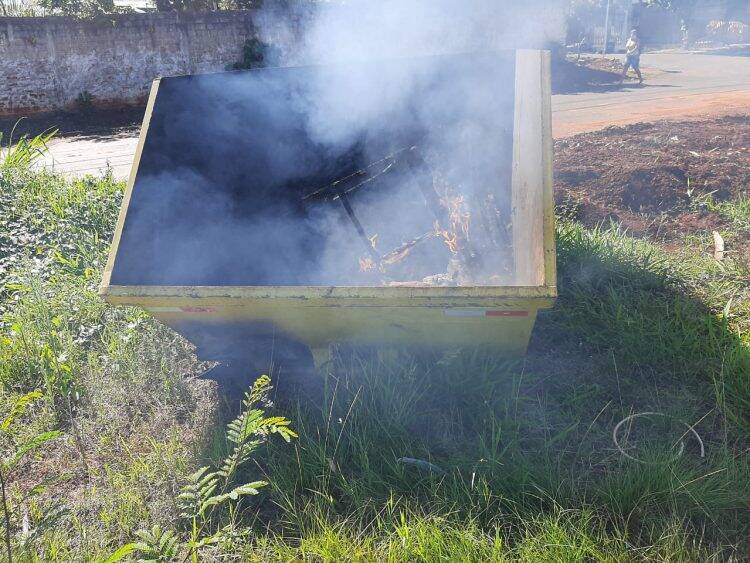 Pela segunda vez, caçambas da prefeitura são vandalizadas