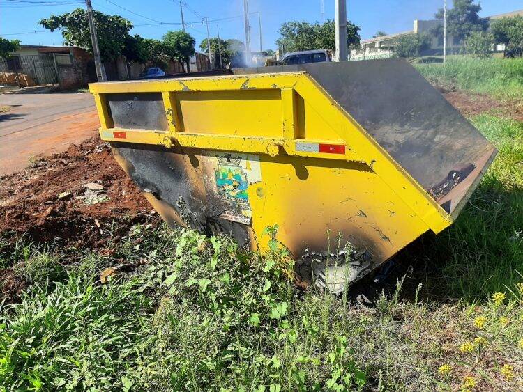Pela segunda vez, caçambas da prefeitura são vandalizadas