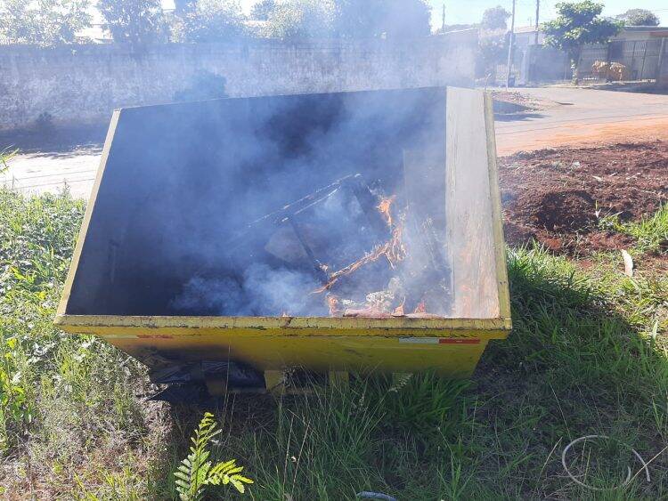 Pela segunda vez, caçambas da prefeitura são vandalizadas