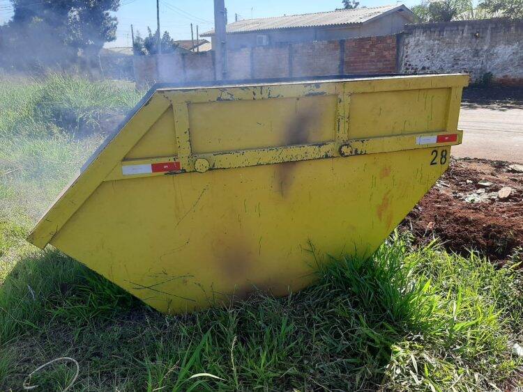 Pela segunda vez, caçambas da prefeitura são vandalizadas