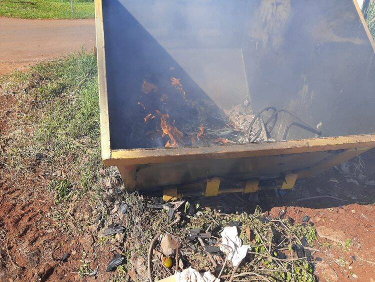 Pela segunda vez, caçambas da prefeitura são vandalizadas