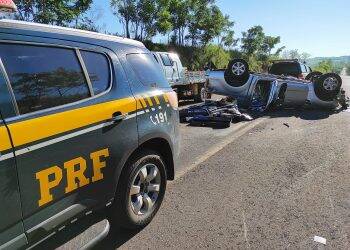 Caminhonete carregada com armas de air-soft capota no oeste do Paraná