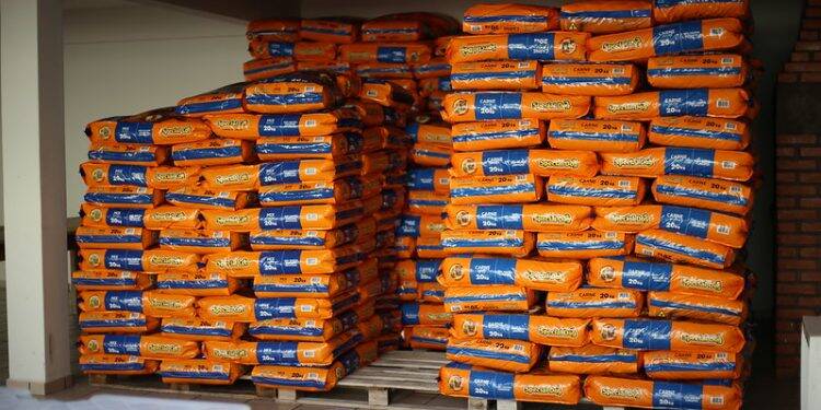 Prefeitura realiza entrega de 6 toneladas de ração para protestes de animais e ONGs em Foz