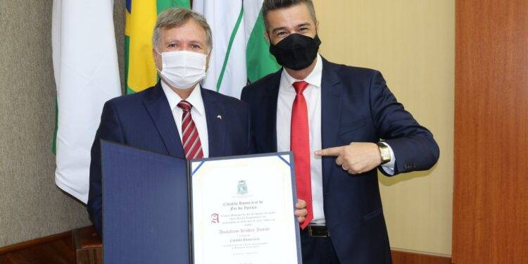 Anatalicio Risden, vice-Almirante da Marinha, integra o rol de Cidadãos Honorários de Foz