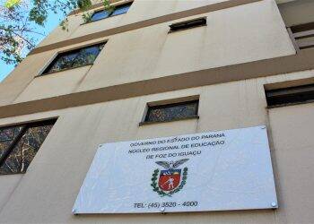 Contra destituição de diretores, educadores protestam no NRE de Foz do Iguaçu nesta segunda