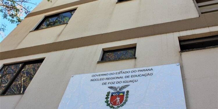 Contra destituição de diretores, educadores protestam no NRE de Foz do Iguaçu nesta segunda