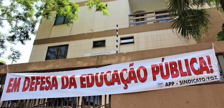 Comunidade e professores realizam ato de repúdio contra destituição de diretores em Foz