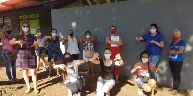 Comunidade e professores realizam ato de repúdio contra destituição de diretores em Foz