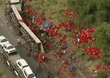 Caminhão de cerveja tomba e carga é saqueada