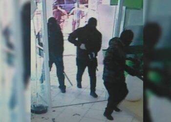 Quadrilha faz reféns e troca tiros com a polícia durante assalto a banco em Criciúma