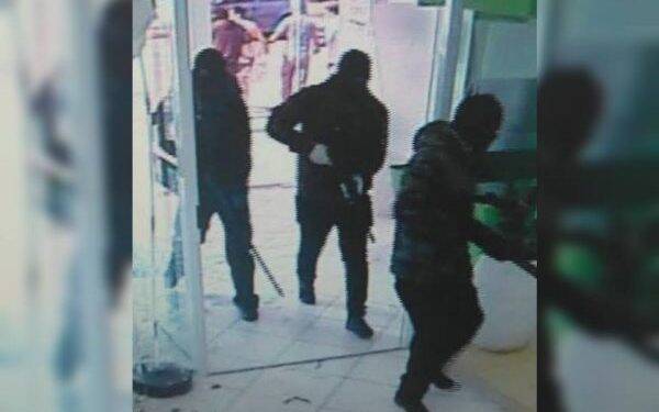 Quadrilha faz reféns e troca tiros com a polícia durante assalto a banco em Criciúma