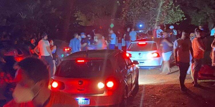 Força-tarefa dispersa festa rave com 600 jovens em chácara de Foz