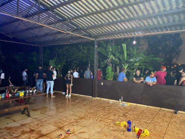 Força-tarefa dispersa festa rave com 600 jovens em chácara de Foz