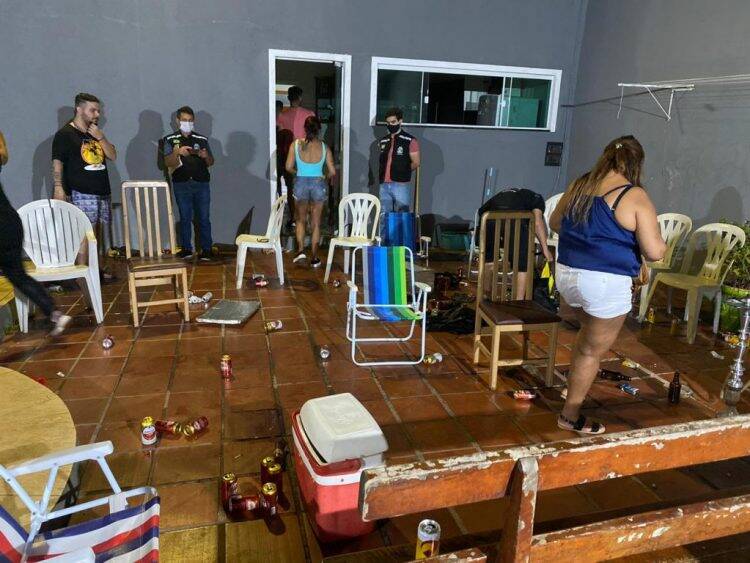 Força-tarefa dispersa festa rave com 600 jovens em chácara de Foz