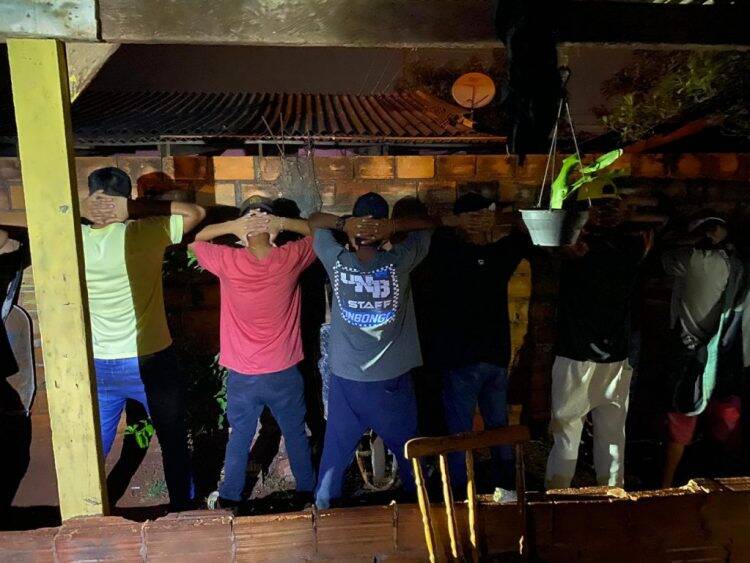 Força-tarefa dispersa festa rave com 600 jovens em chácara de Foz