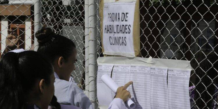 Mais de 15 mil médicos participam do Revalida hoje