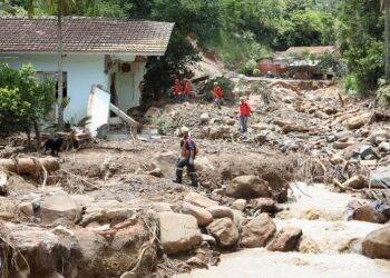 Bolsonaro sobrevoa áreas atingidas por chuva que deixou 14 mortos em Santa Catarina