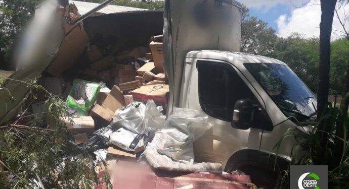 Veículo carregado com medicamentos sai da pista na BR-277 em São Miguel