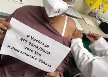 Enfermagem aproveita vacina contra Covid-19 para cobrar jornada de 30 horas