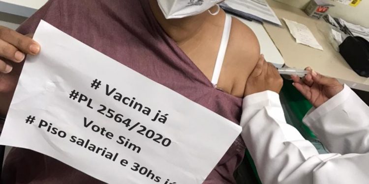 Enfermagem aproveita vacina contra Covid-19 para cobrar jornada de 30 horas