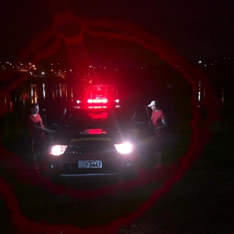 Bombeiros fazem buscas por rapaz que desapareceu no Rio Paraná
