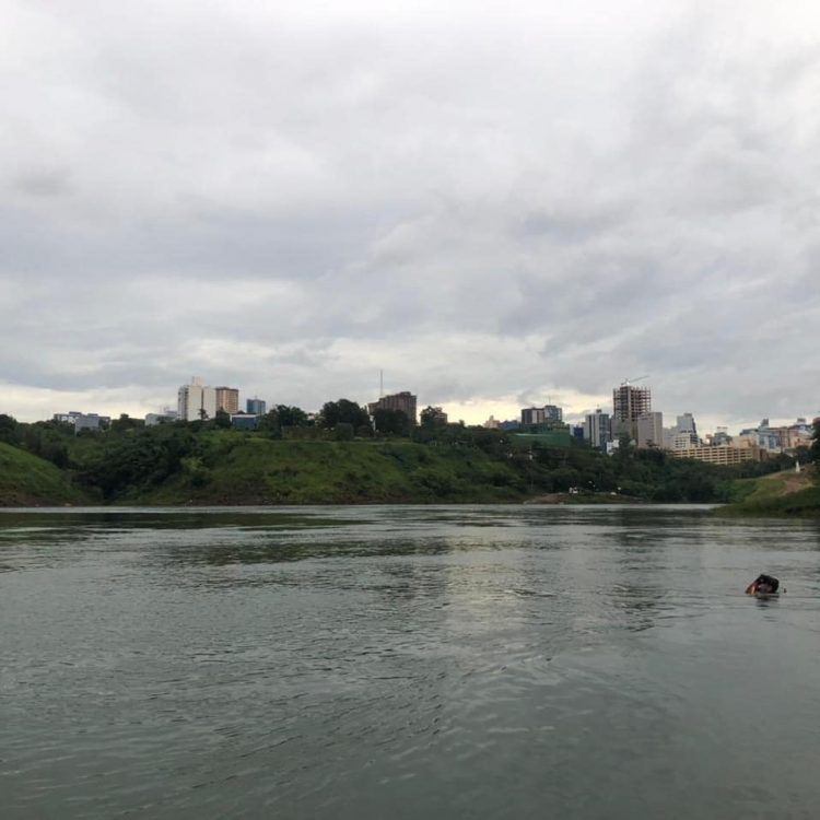 Bombeiros fazem buscas por rapaz que desapareceu no Rio Paraná