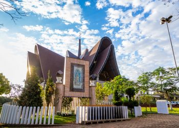 Natal de Luzes de Itaipu reforça turismo religioso da Catedral Nossa Senhora de Guadalupe, em Foz