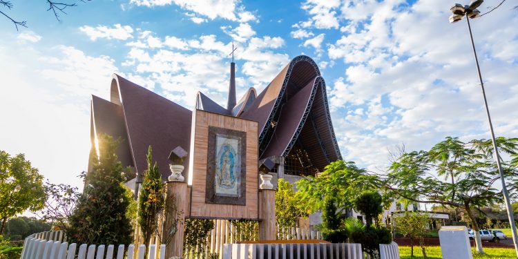 Natal de Luzes de Itaipu reforça turismo religioso da Catedral Nossa Senhora de Guadalupe, em Foz