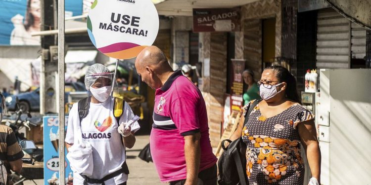 Mesmo com vacina, máscaras e isolamento continuam essenciais