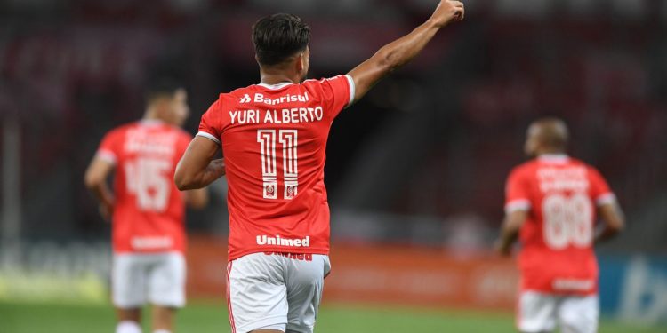 Internacional vence sexta seguida e fica a um ponto do líder São Paulo