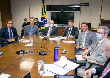 Bolsonaro apela para que caminhoneiros não façam greve