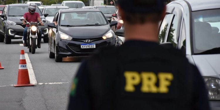 PRF apreende 1,8 mil comprimidos para emagrecimento no oeste do Paraná