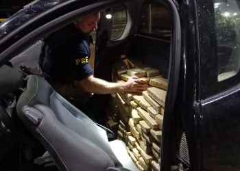 Homem é preso com 217 kg de maconha em carro roubado
