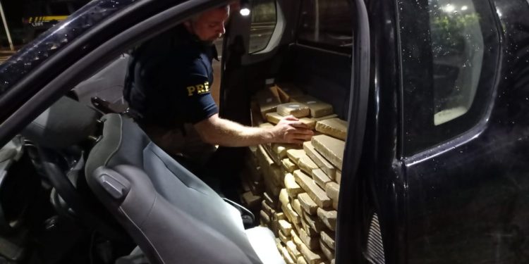 Homem é preso com 217 kg de maconha em carro roubado