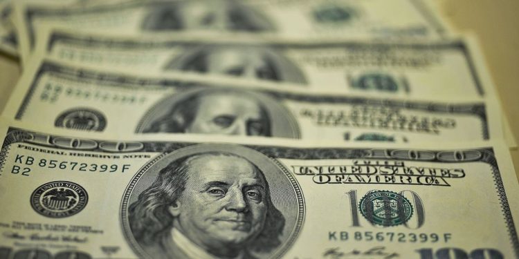Dólar inicia ano em forte alta e fecha a R$ 5,26