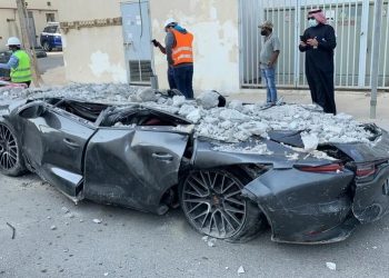 Vários carros de luxo ficam destruídos na Arábia; vídeo!
