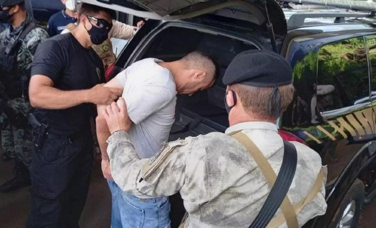 Preso no Paraguai, “Bonitão do PCC” foi entregue à PF na Ponte da Amizade