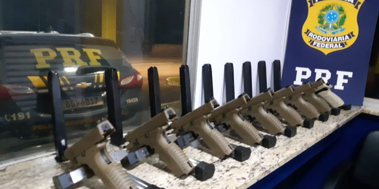 PRF prende quatro pessoas por Tráfico Internacional de Armas em Céu Azul