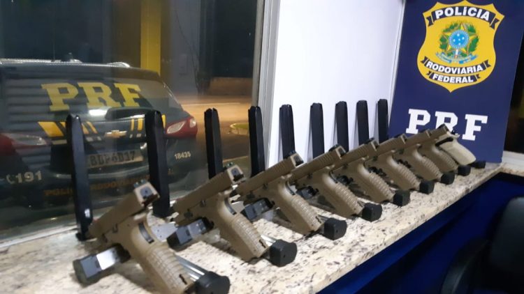 PRF prende quatro pessoas por Tráfico Internacional de Armas em Céu Azul