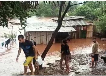 Volta chover forte em Foz e alaga ruas, casas e estabelecimentos comerciais