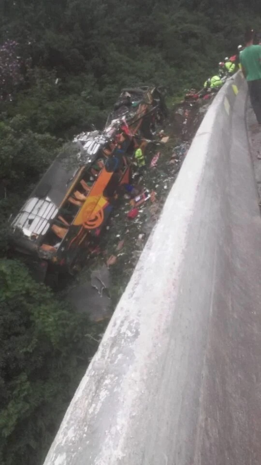 Ônibus com mais de 50 passageiros despenca na BR-376; há mortos e diversos feridos