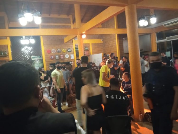 Fiscais flagram festa clandestina com 200 pessoas em Foz e DJ foge pela janela