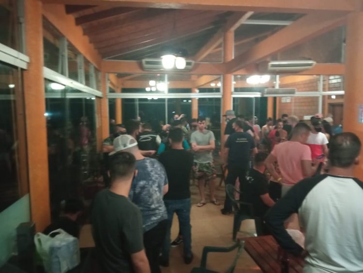 Fiscais flagram festa clandestina com 200 pessoas em Foz e DJ foge pela janela