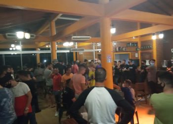 Fiscais flagram festa clandestina com 200 pessoas em Foz e DJ foge pela janela