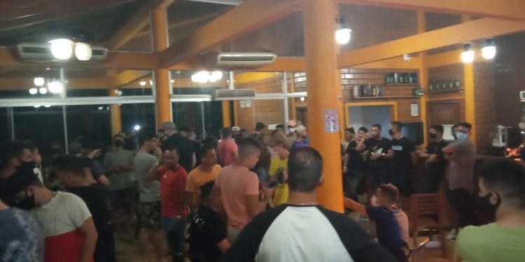 Fiscais flagram festa clandestina com 200 pessoas em Foz e DJ foge pela janela