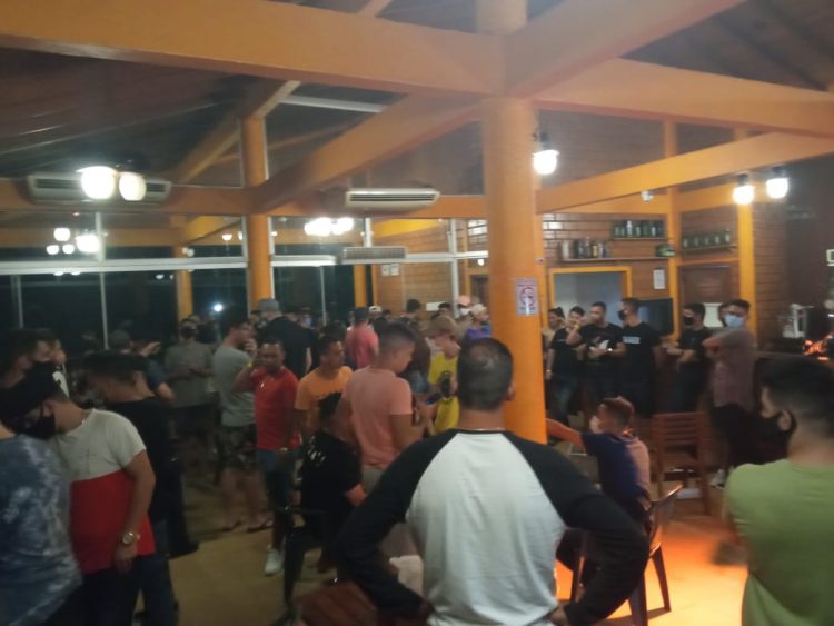 Fiscais flagram festa clandestina com 200 pessoas em Foz e DJ foge pela janela