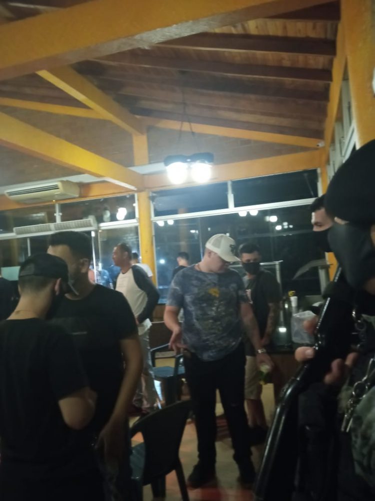 Fiscais flagram festa clandestina com 200 pessoas em Foz e DJ foge pela janela