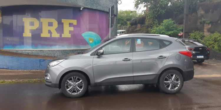 Carro roubado em Foz é recuperado na Ponte da Amizade pela PRF