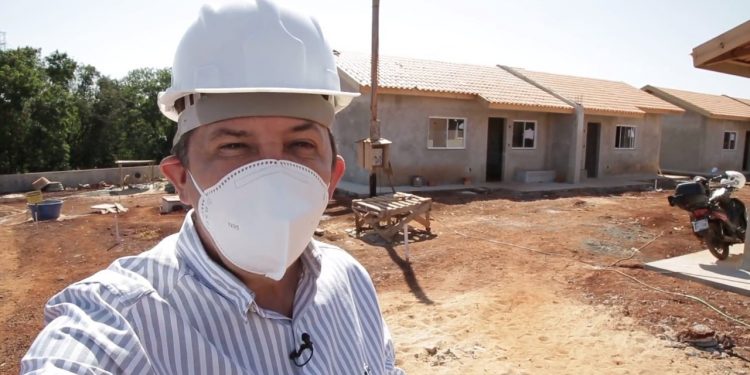 Chico Brasileiro visita obras nos bairros e no centro e prepara novas licitações