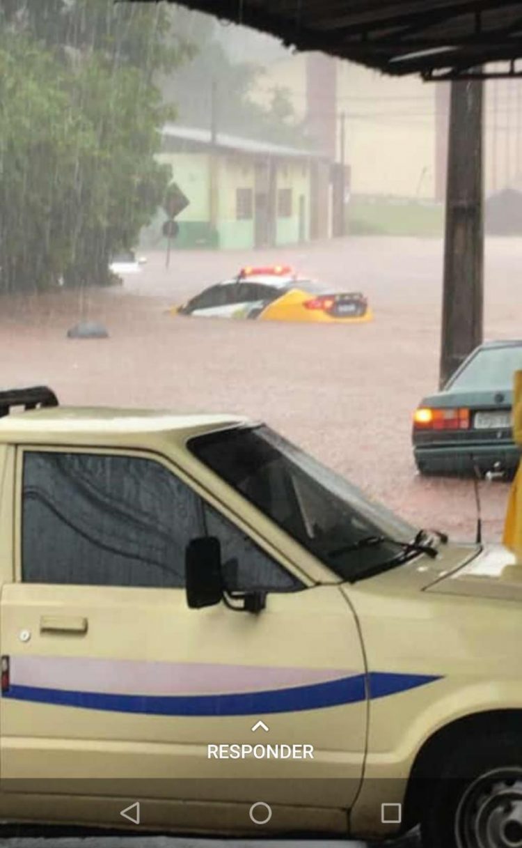 Temporal causa alagamentos e estragos em todas as regiões de Foz; veja imagens